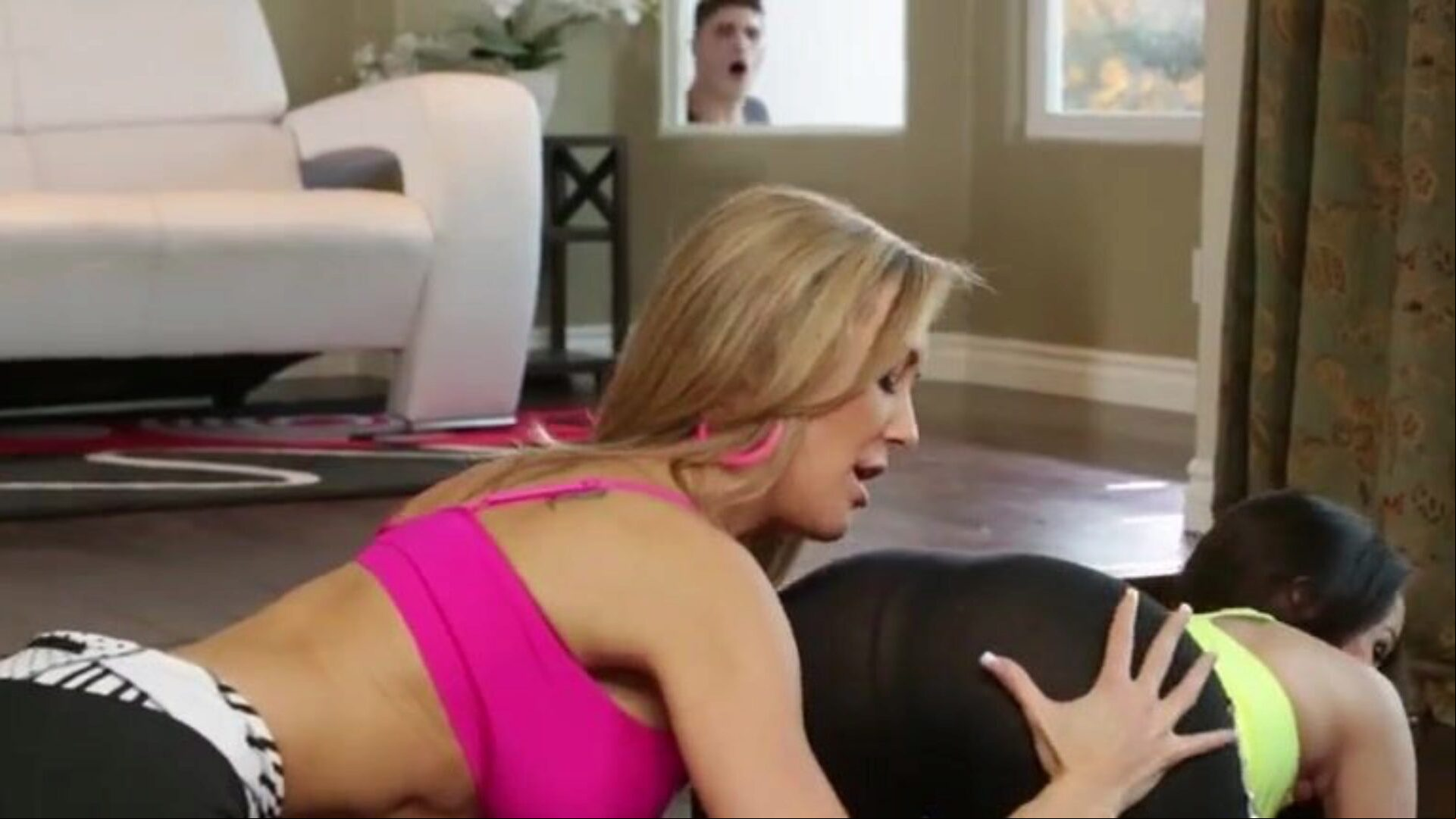 Hawt mama picks up pair at yoga